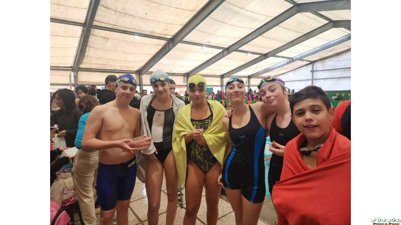 Mientras se espera la Clínica con Damián Blaum nadadores corrieron en Regatas